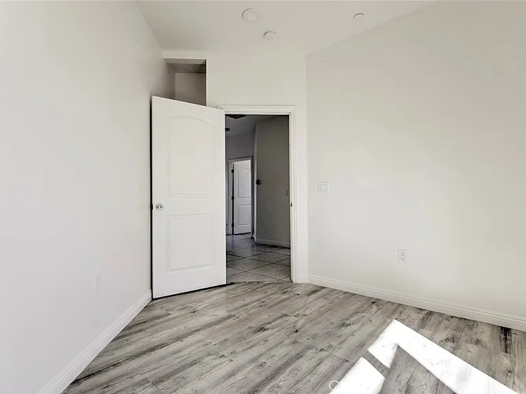 14328 Gilmore St #5 — Photo 17