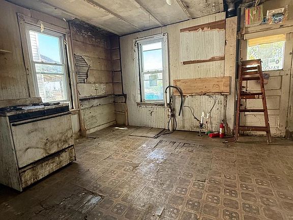 3rd image of 127 White Ave