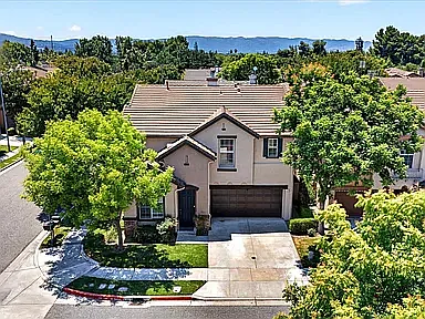 4 bed, 2377 sqft, $6,595 — Photo 2