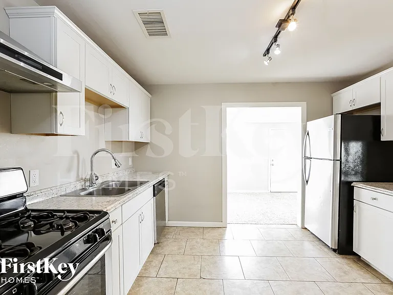 3625 N 21st Dr — Photo 7