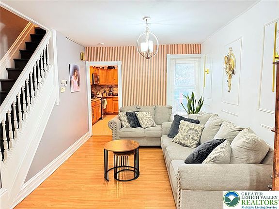 4th image of 104 1/2 S Bradford St