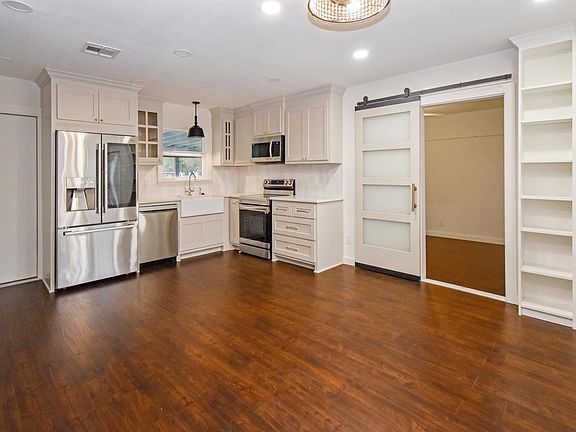 4th image of 534 Parks St