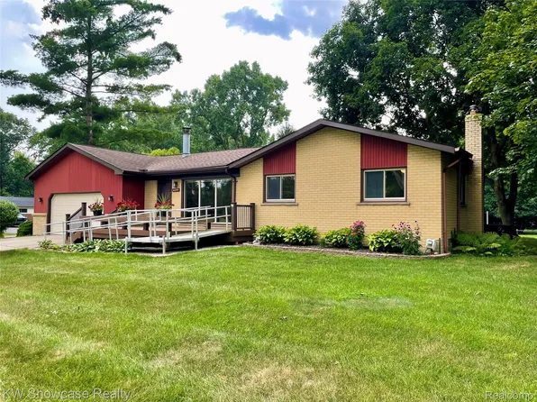 6391 Snow Apple Dr, Clarkston, MI 48346