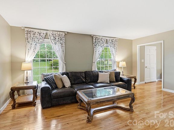 3rd image of 2848 Walter Dr NW