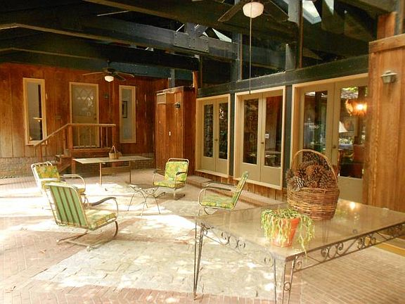 Covered patio w/ brick fl