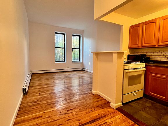 3rd image of 876 Jefferson Ave APT 1L