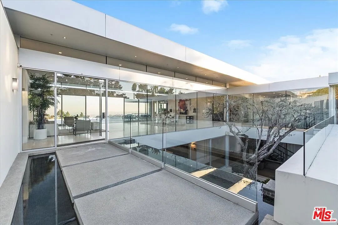 6 bed, 9.0 bath, 10000 sqft, $80,000 — Photo 1