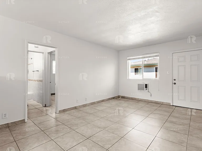 (Sr/Ti/Yo:B) 4838-4846 Hazeltine Avenue — Photo 6