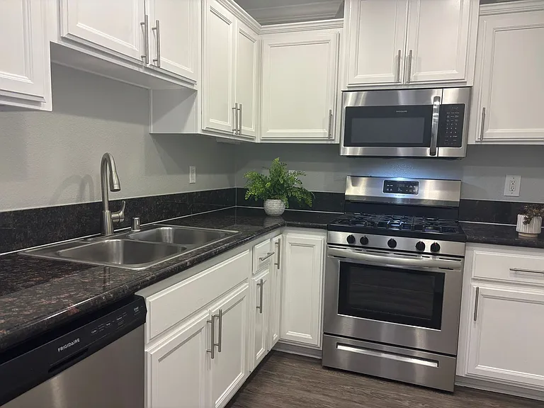 Villa Serrano Apartment Homes — Photo 56
