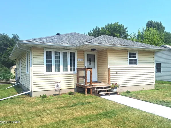 1201 Mountain Ave, Walhalla, ND 58282