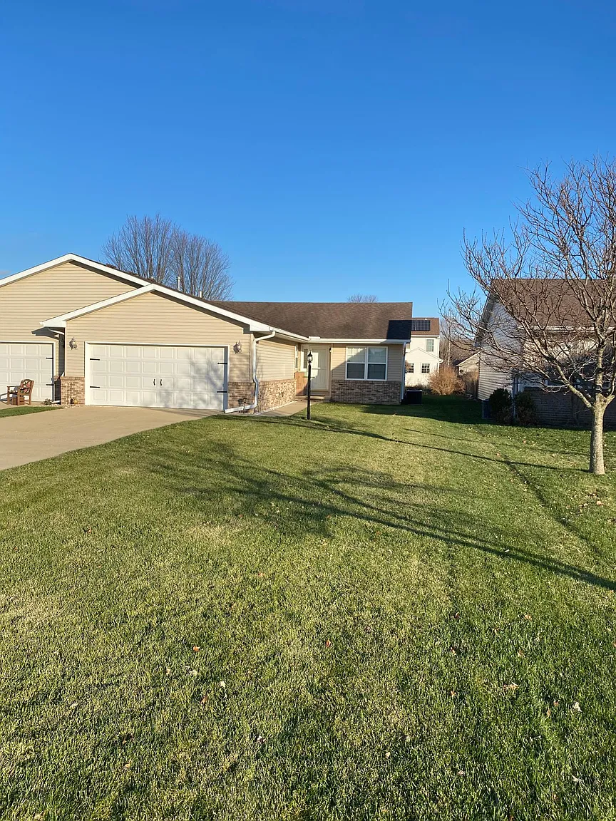 704A Phlox Dr photo 1