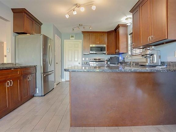 3rd image of 2039 Golfview Dr
