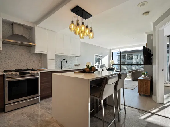 124 W 1st St #504, North Vancouver, BC V7M 3N3