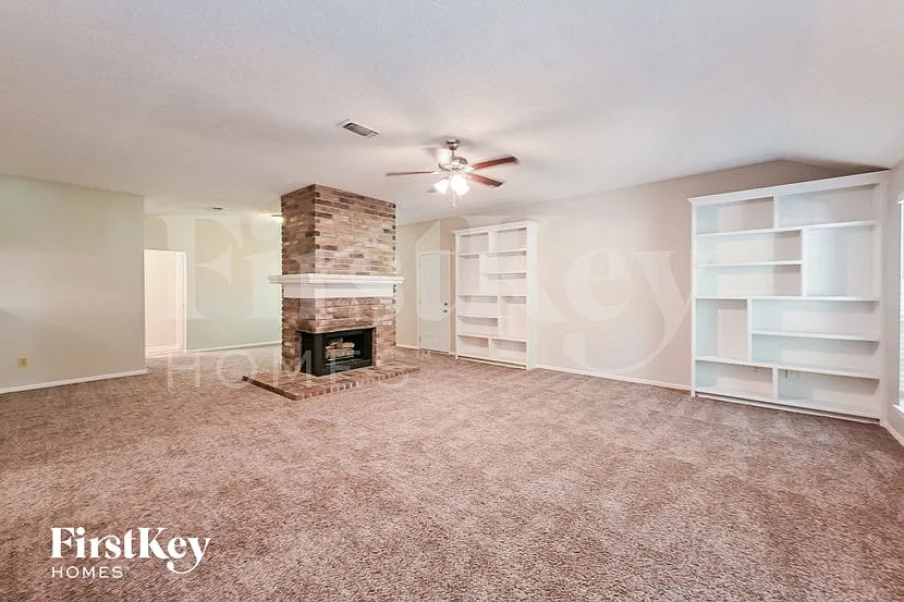 3 bed, 2.0 bath, 1696 sqft, $1,885 — Photo 3