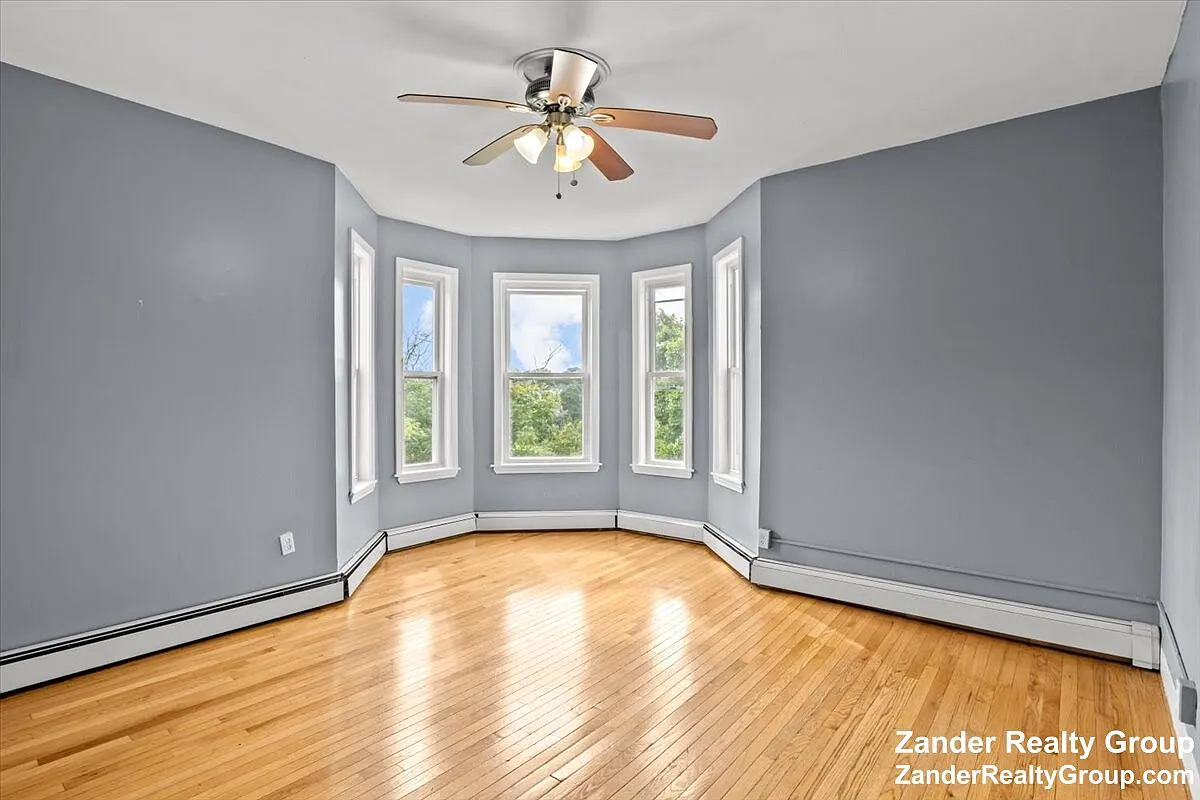 3 bed, 1.0 bath, 1300 sqft, $3,000 — Photo 1
