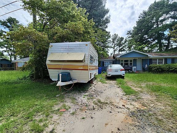 3rd image of 829 Lakecrest Dr