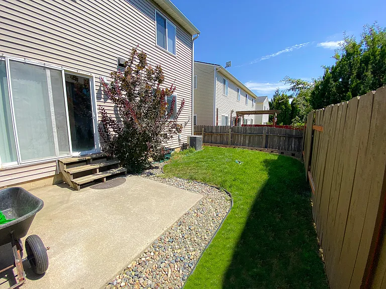 253 NW Clay Ct — Photo 5