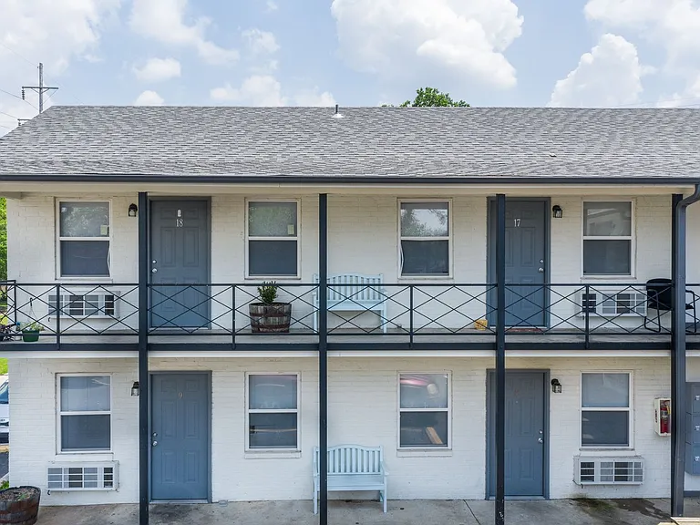 "The Belle Grove" One Bedroom Apartments (Wifi Included) — Photo 21