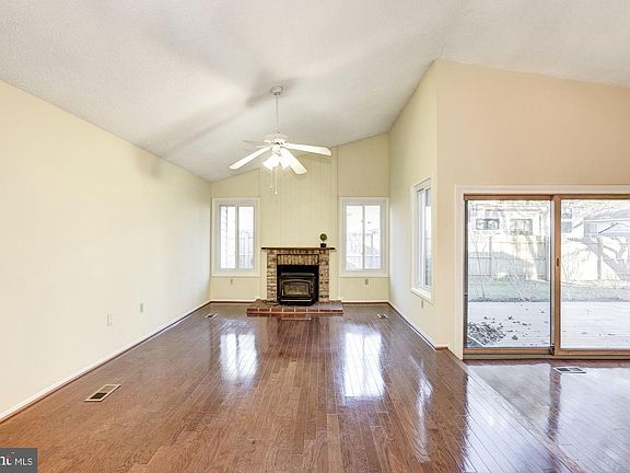 5th image of 734 Sugarland Run Dr