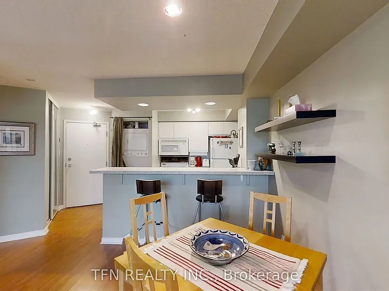 801 King St W #712 — Photo 2