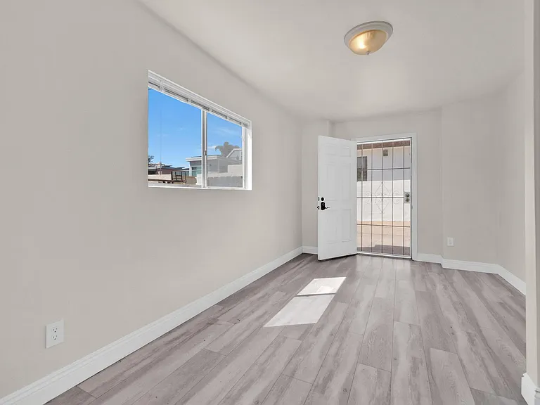 5266 Cass St — Photo 16
