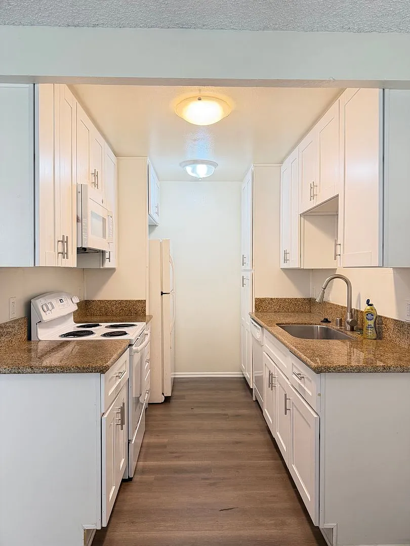 *Spacious 1 Bedroom in La Jolla!* — Photo 2