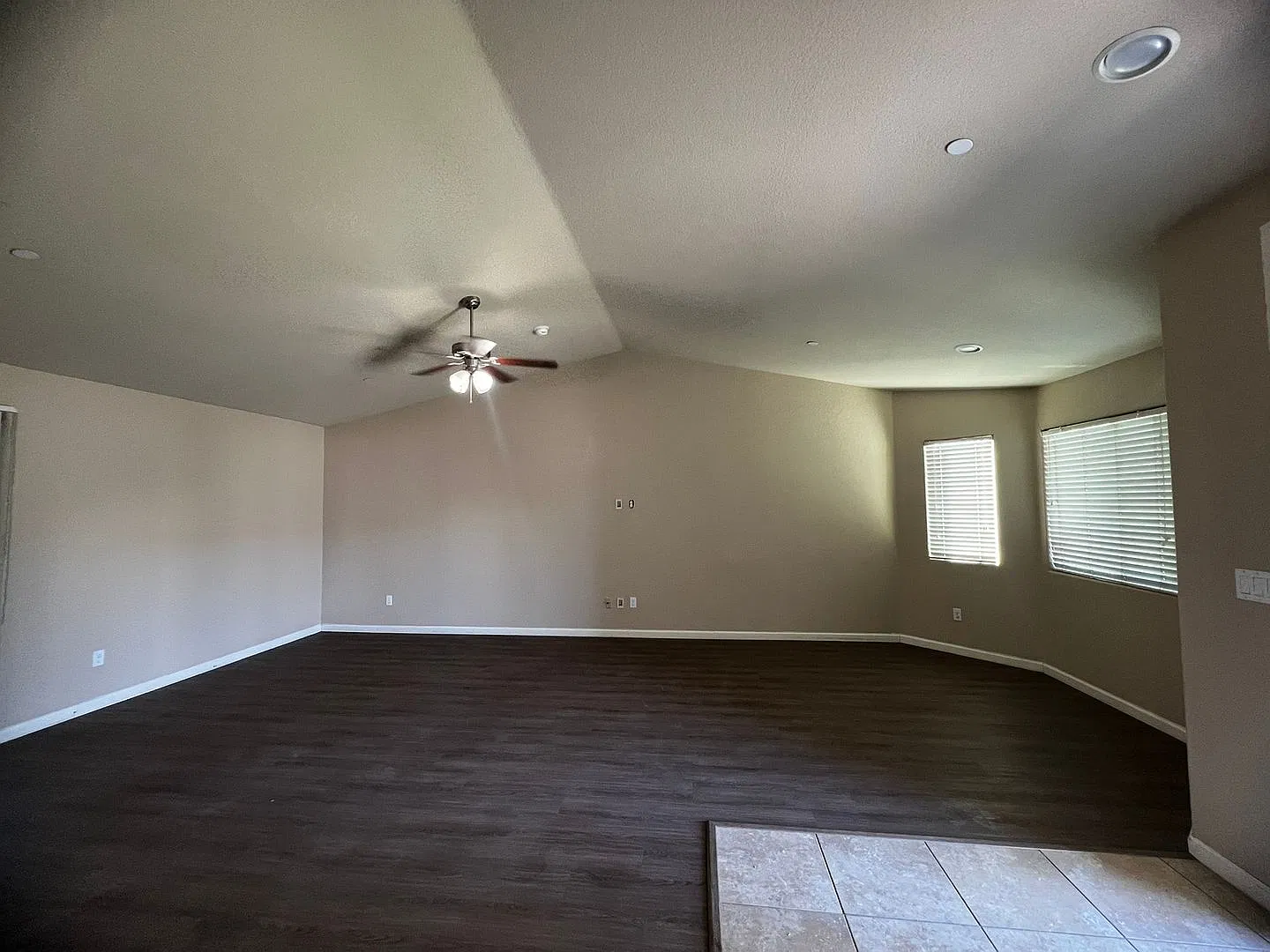 2526 Bell Port Ave 4 Bedroom 3 Bathroom Eastside Tulare — Photo 3