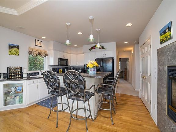5th image of 295 Burke Dr