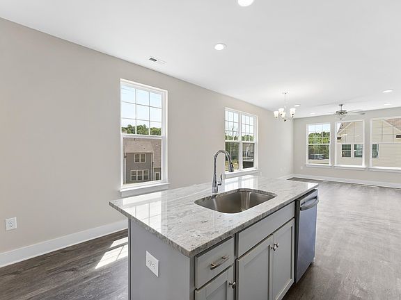 3rd image of 910 Hillman Ln