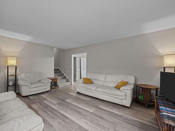 5th image of 328 White Oak Dr
