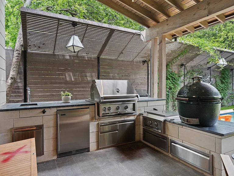 1175 San Bernard St — Photo 24