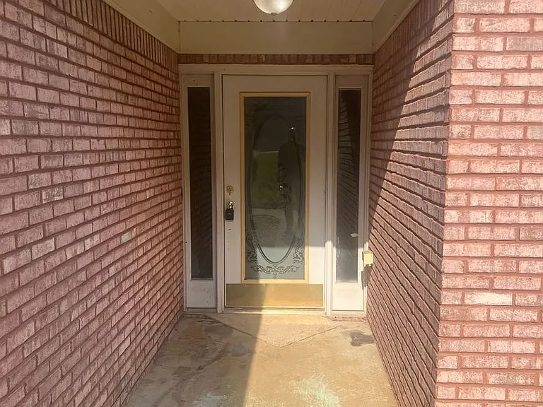 824 Georgian Point Dr — Photo 2