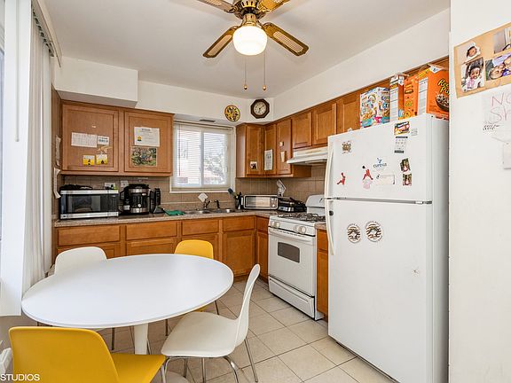3rd image of 6114 N Ravenswood Ave