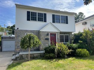 34 Willow Rd, New Hyde Park, NY 11040
