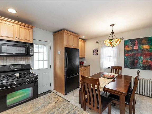 5th image of 93 Roosevelt Ct