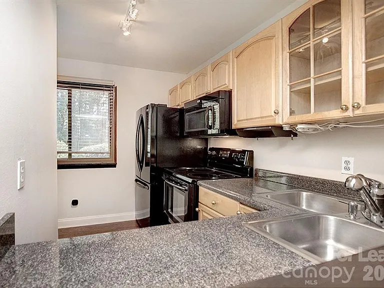 951 Hollywood St #K — Photo 7