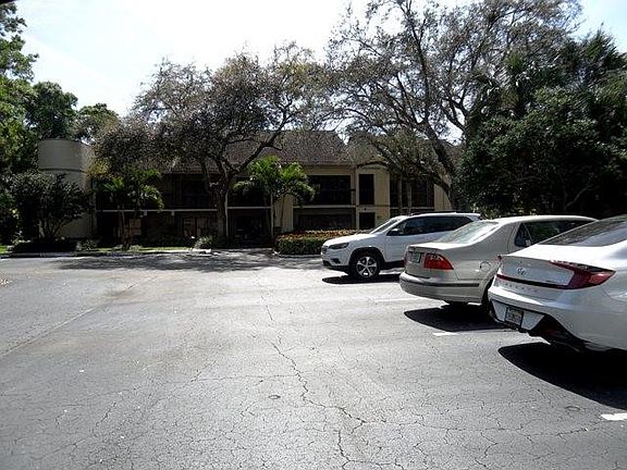 5th image of 9460 Meadowood Drive #201