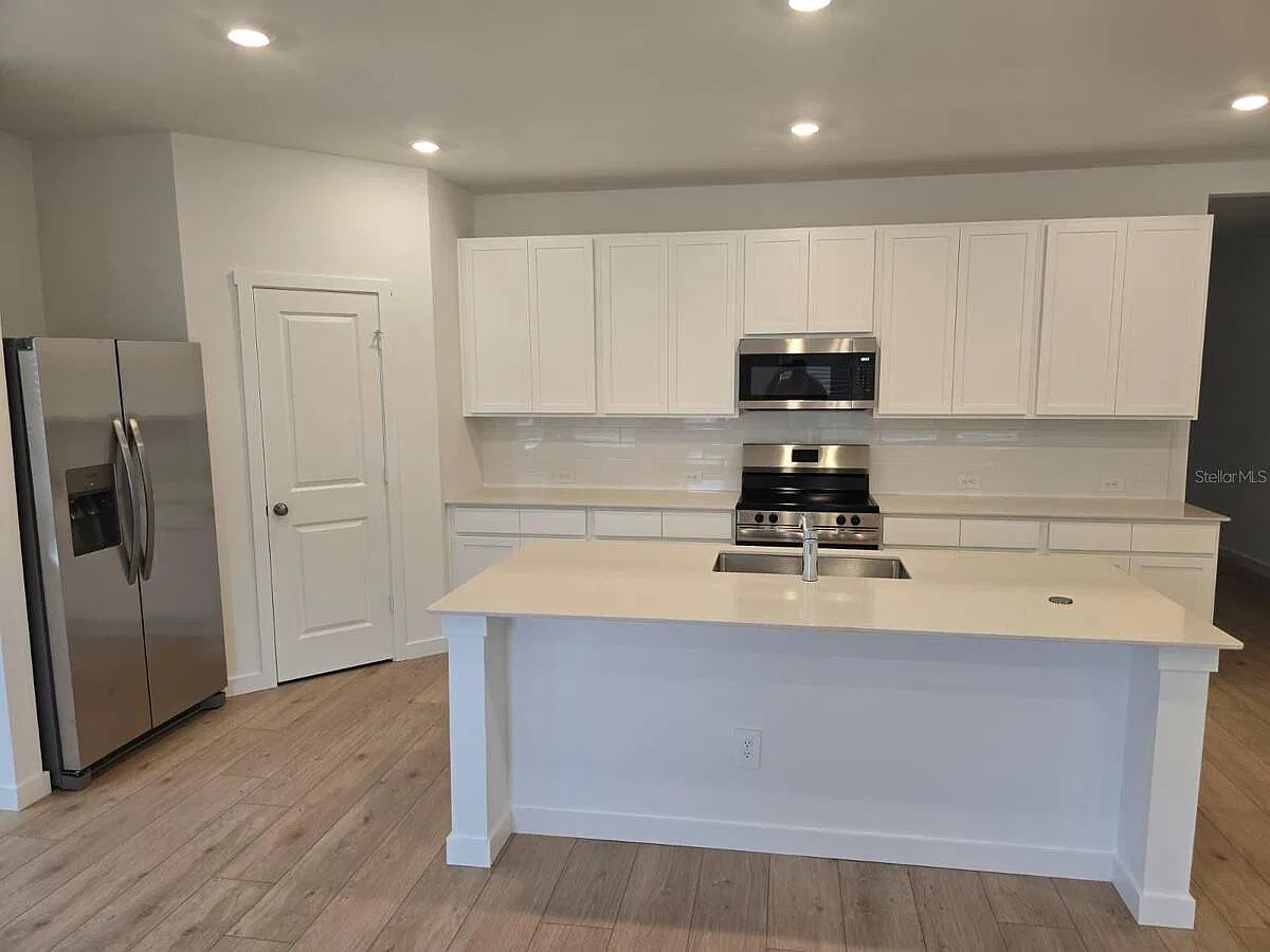 4 bed, 3.0 bath, 2366 sqft, $3,600 — Photo 4