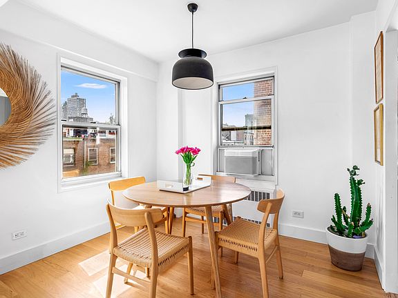 4th image of 135 Willow St APT 612