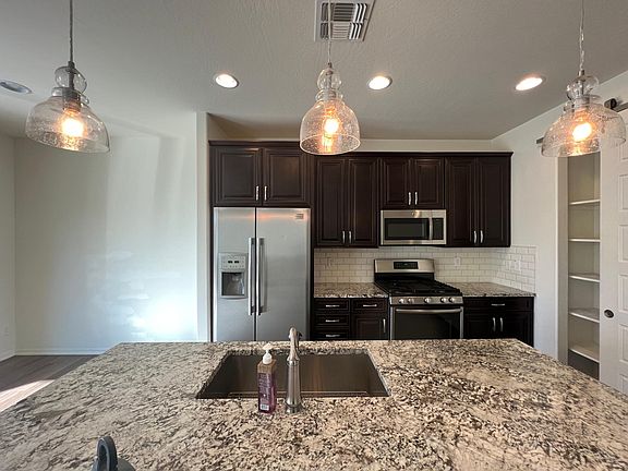 3rd image of 4621 W Kirkland Ave
