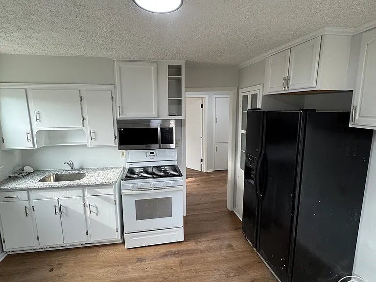 1600 Thornberry Ave — Photo 11