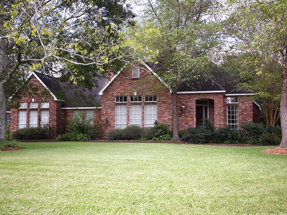 1st image of 16 Bayou Oaks Dr