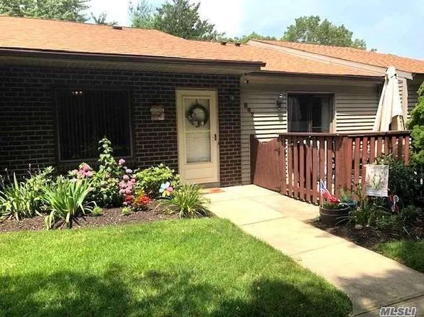 862 Skyline Dr, Coram, NY 11727