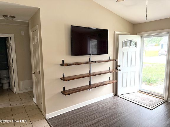 4th image of 2549 Pond Drive N
