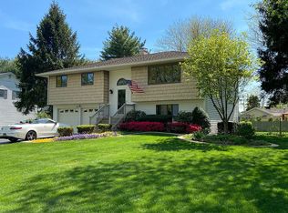 10 Carolyn Rd, Port Jefferson Station, NY 11776