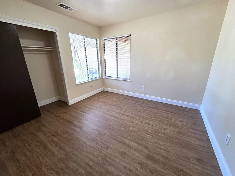 1139 W Glenn Ct — Photo 7