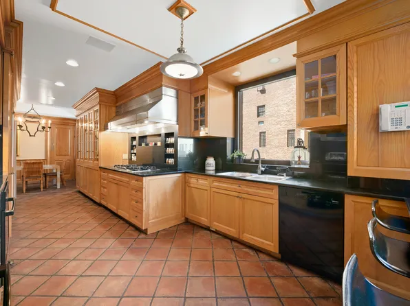 860 Park Avenue image 8 of 22