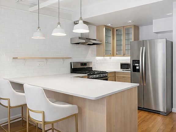 5th image of 222 E 18th St