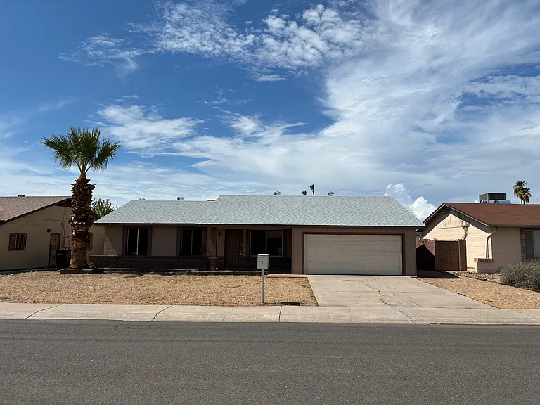 602 W Wickieup Ln — Photo 1