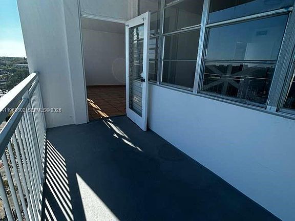 4th image of 2025 NE 164th St APT 918